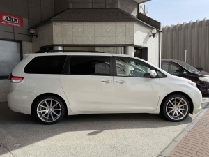 シエナ新車並行　2014年モデル　Wサンルーフ