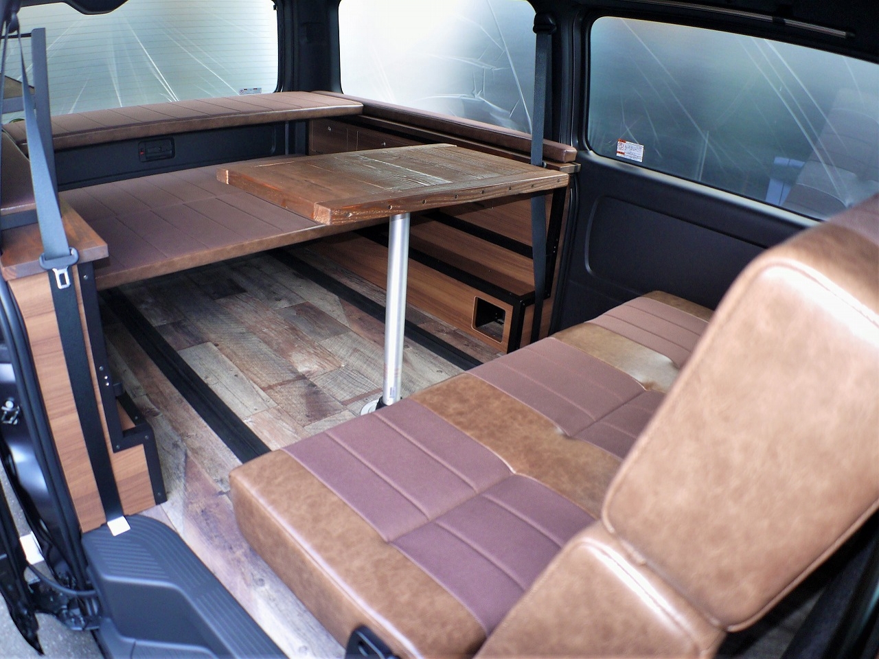 ハイエース 車中泊 バンライフ仕様内装カスタム 新車コンプリート Fd Box7 Vanlife リリース