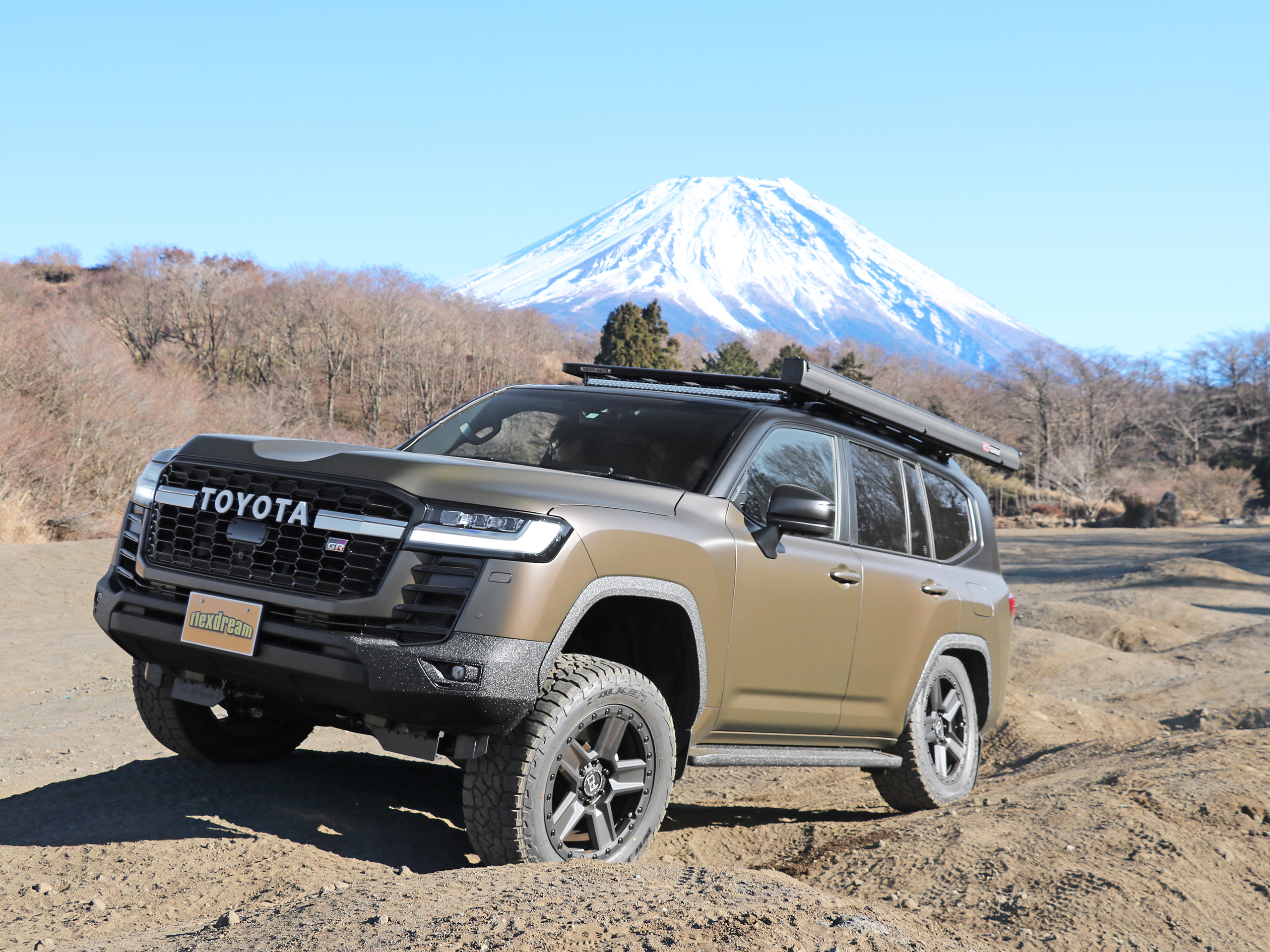 東京オートサロン22 ランクル300 丸目ハイエース カスタムデモカーを出展致します