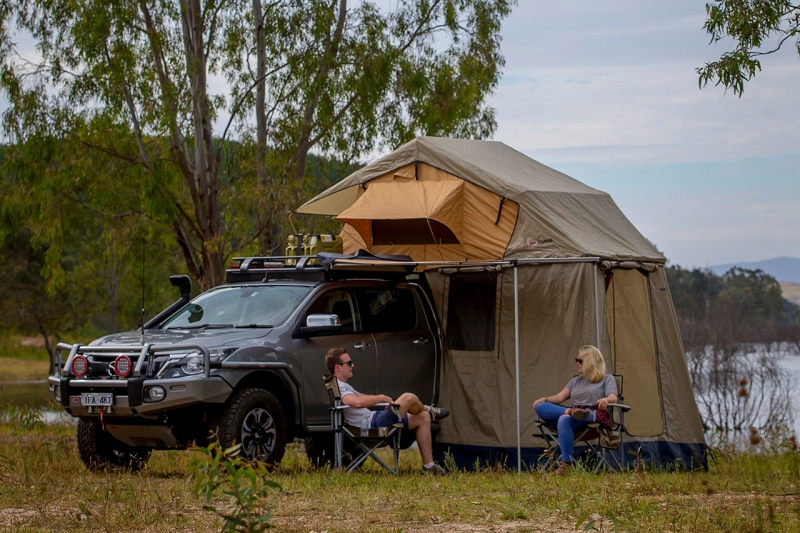 ARB ルーフトップテント Simpson3 Tent（シンプソン３）幕装着イメージ（別車両）