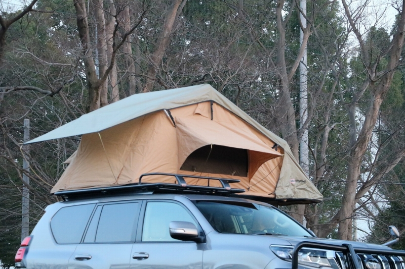ARBルーフトップテント【Simpson3 Tent （シンプソン３ テント）】　ランクル150系プラド（右）