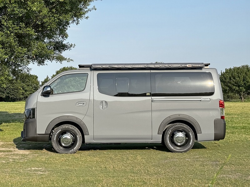 キャラバン カスタムデモカー（外装） ARBルーフラック＆サイドオーニング　BRUT BR00 FD-classic アルミホイール＋TOYOTIRES オープンカントリーATタイヤ