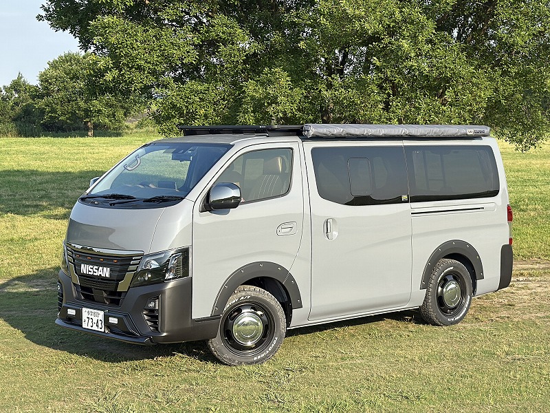 キャラバン カスタムデモカー（外装） NISSANロゴグリル・ARBルーフラック＆サイドオーニング　クラシックアウトドアスタイル 3