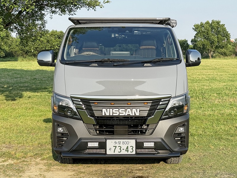 キャラバン カスタムデモカー（外装） インナーブラック ヘッドライト ＆ NISSANロゴ＋オレンジLEDマーカーグリル ＆ LEDデイライツ付きバンパープロテクターエアロ