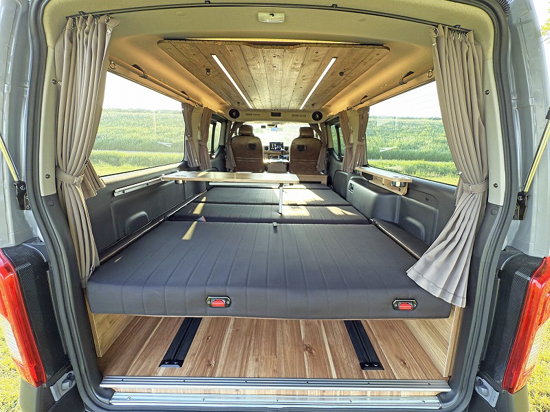 キャラバン 内装カスタム MONOBOX キャンピングカー フルフラットベッド車中泊仕様