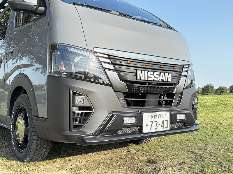 キャラバン 外装カスタム NISSANロゴ＋オレンジLEDマーカーグリルル＆LEDデイライト付きバンパープロテクター