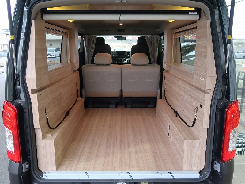 キャラバン 車中泊仕様 マイルーム 荷室スペース