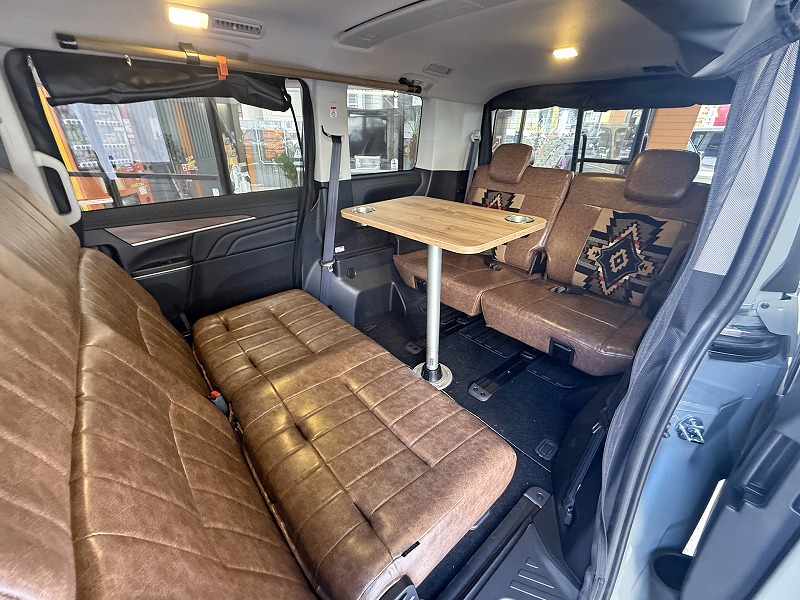 デリカD5 カスタムデモカー 内装 対面シート リビングルームスタイル センターテーブル付き