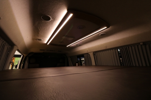 ハイエース200系 車中泊仕様 2段ベッド 内装 LEDダウンライト