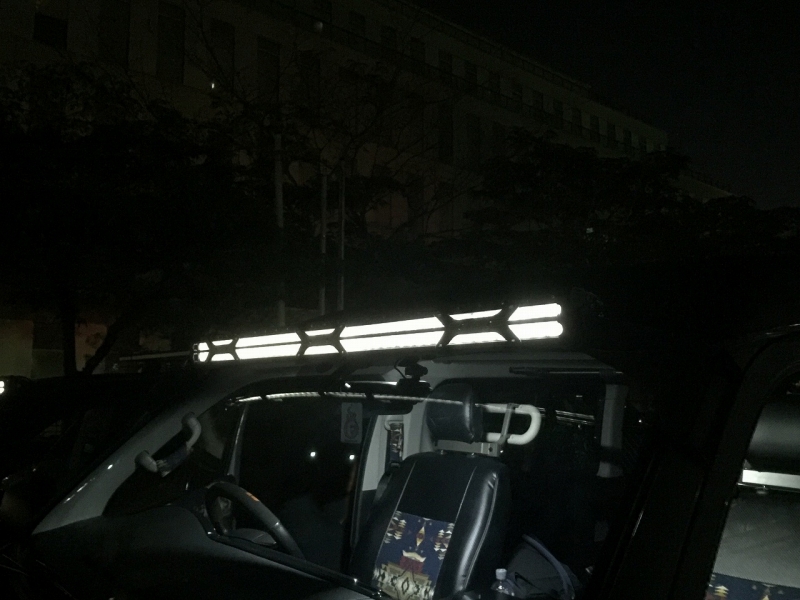 ハイエース200系カスタムデモカー LEDライトバー 夜間点灯時