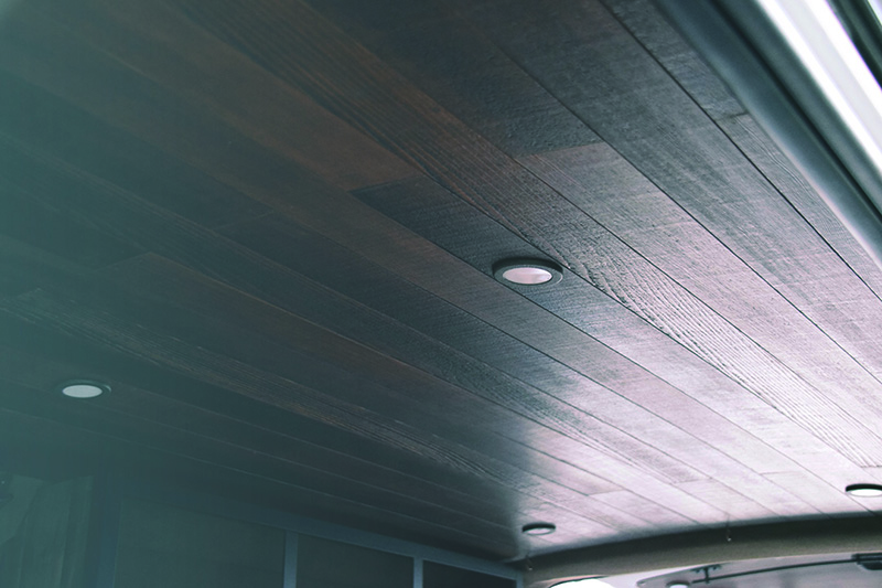 ハイエース SEDONA（セドナ） 架装素材　天井張り替え：オリジナルレッドシダー無垢木材