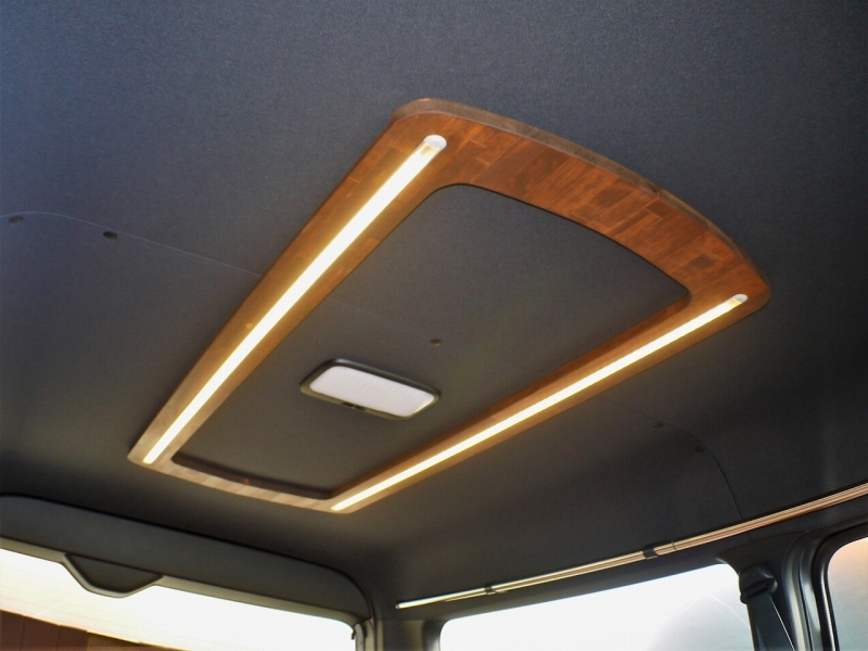 ハイエース バンライフ 内装カスタム 無垢木材 LEDダウンライト