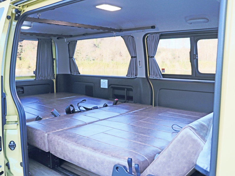 ハイエースカスタムデモカー FD-BOX5 camping（フルフラットベッド車中泊時）