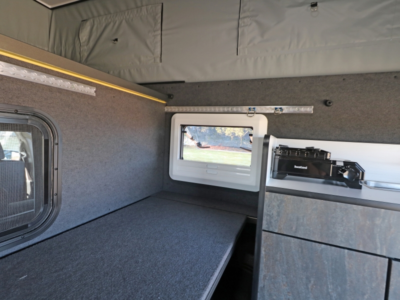 ハイラックス キャンピングカー トラキャン FT-Porter 跳ね上げ式ベッド脇の開閉式小窓