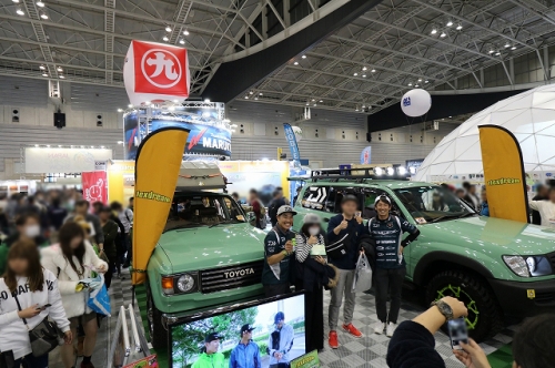 バスプロ_橋本卓哉さん・内山幸也さんによるサイン入りカレンダープレゼント_フィッシングショー2018_14