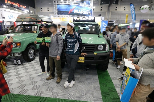 バスプロ_橋本卓哉さん・内山幸也さんによるサイン入りカレンダープレゼント_フィッシングショー2018_26