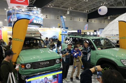 バスプロ_橋本卓哉さん・内山幸也さんによるサイン入りカレンダープレゼント_フィッシングショー2018_28