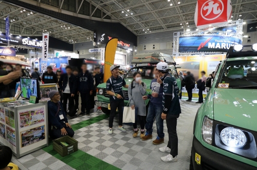 バスプロ_橋本卓哉さん・内山幸也さんによるサイン入りカレンダープレゼント_フィッシングショー2018_34