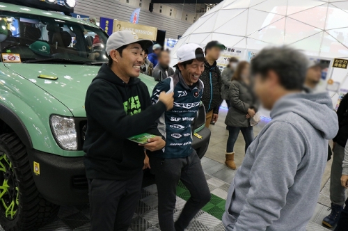 バスプロ_橋本卓哉さん・内山幸也さんによるサイン入りカレンダープレゼント_フィッシングショー2018_40