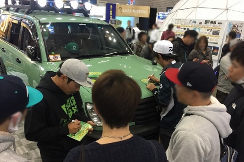 バスプロ_橋本卓哉さん・内山幸也さんによるサイン入りカレンダープレゼント_フィッシングショー2018_4