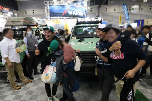 バスプロ_橋本卓哉さん・内山幸也さんによるサイン入りカレンダープレゼント_フィッシングショー2018_6