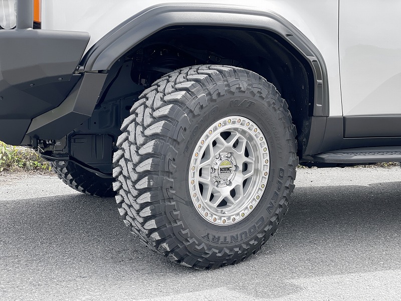 ランクル250 KMC KM553 TORX 17x8.5J+25 アルミホイール ＋ TOYOTIRES オープンカントリー MTタイヤ ＋ MONOBOXオーバーフェンダー