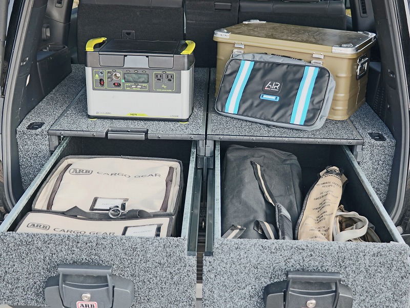 ランクル300 ARBドロワー（荷室収納用具）引き出しオープン時
