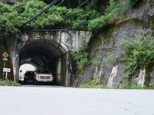 無印良品 南乗鞍キャンプ場までの道のり トンネル ランクル80丸目