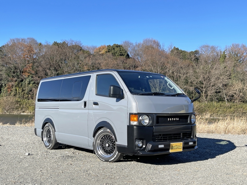 丸目ハイエースカスタムデモカー ローダウン チョイワル仕様 スタイル セメントグレーオールペイント