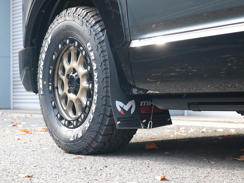 新型デリカD5 MKWマッドフラップ（泥除け）＋MKWアルミホイール＋DUNLOP グラントレックRTタイヤ（フロント）