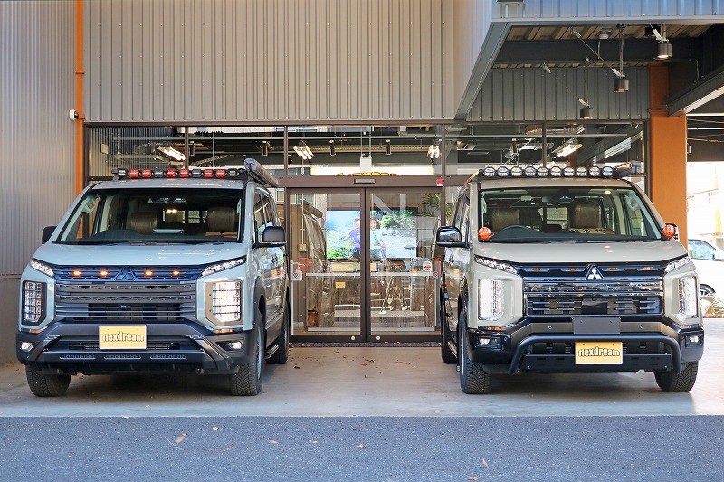 新型デリカD:5 ベージュカスタム 旧型デリカD:5 アーバンカーキカスタム（共にハイエース アースカラーパッケージ純正色）正面