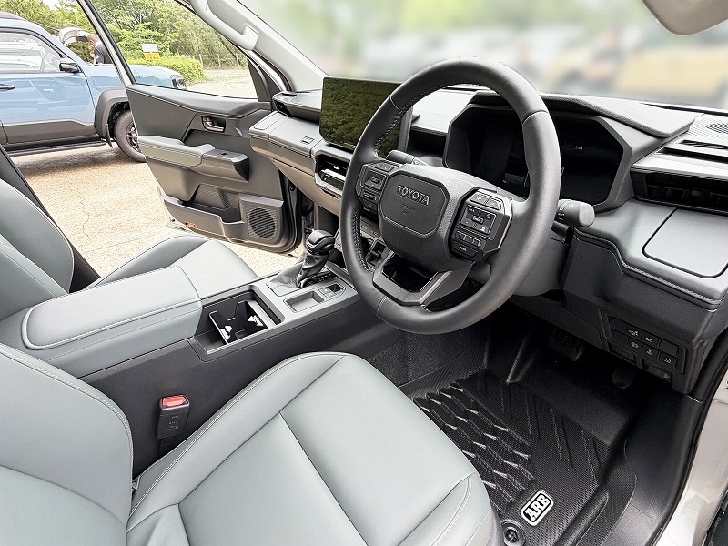 新型ハイラックス Z Adventure 内装：運転席