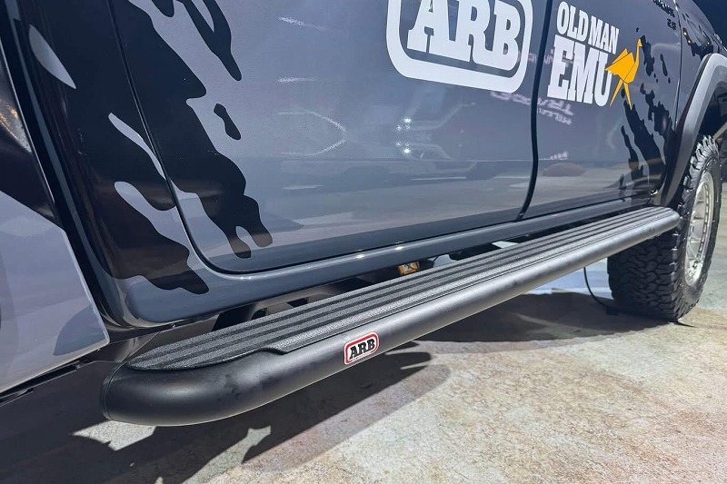 新型ハイラックス（タイトヨタ Hilux Travo）ARBプロテクションサイドステップ