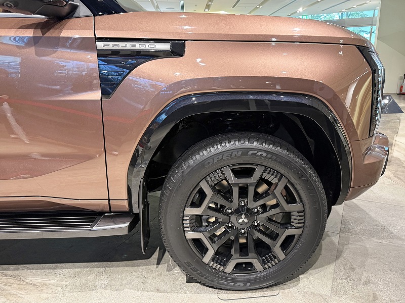 新型パジェロ アーマーカッパーメタリック 20インチアルミホイール × TOYOTIRES オープンカントリーHTタイヤ