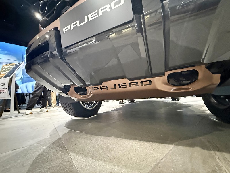 新型パジェロ PAJERO ロゴ入り アンダーガード アーマーカッパーメタリック