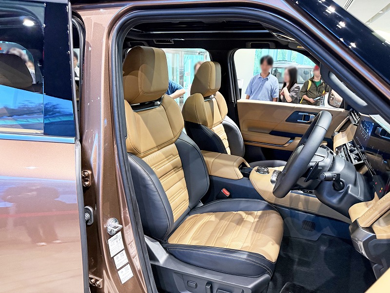 新型パジェロ 内装（キャメル プレミアムレザー）運転席・助手席