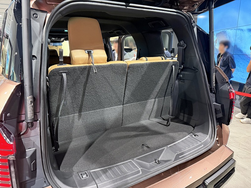 新型パジェロ 荷室（3列目着座状態時）