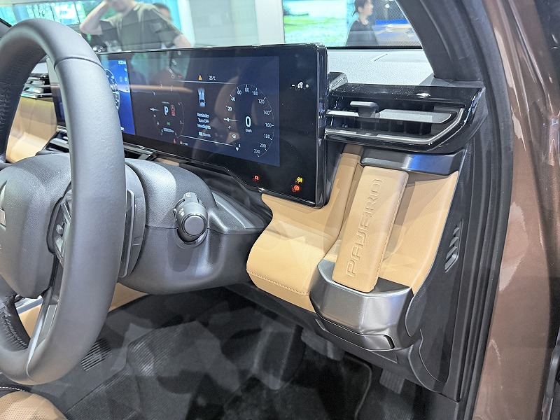 新型パジェロ 内装 スピードメーターは液晶モニター
