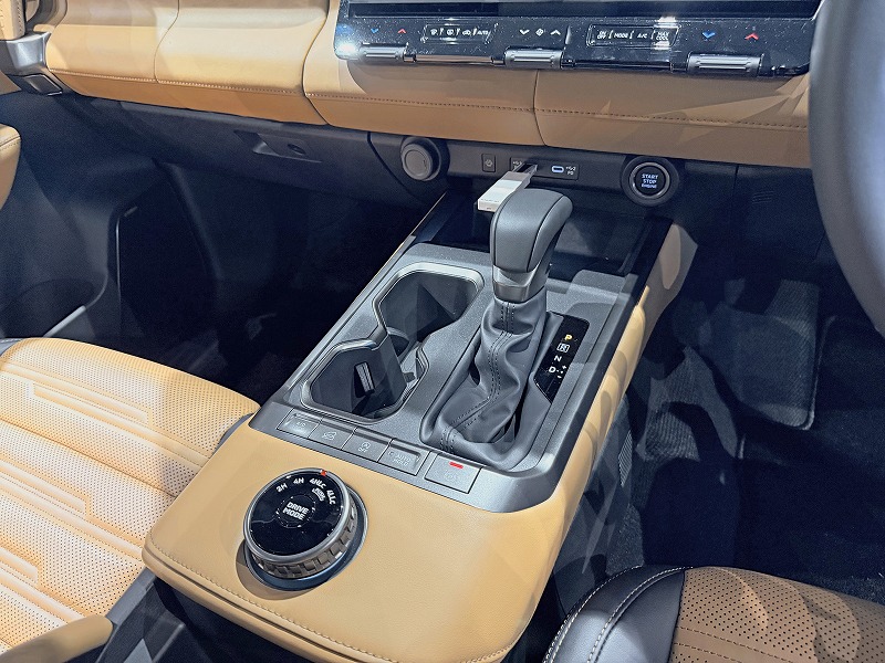 新型パジェロ ATシフトノブまわり