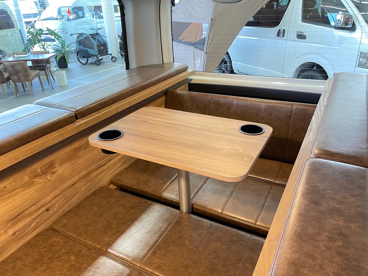 キャンピングカー製作】ハイエースのキッチンにたっぷり収納と