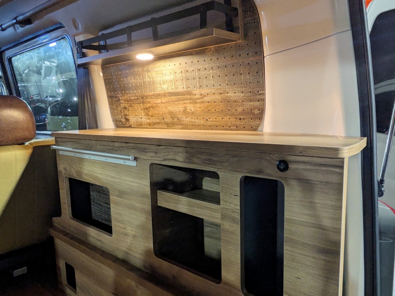 タウンエースVANLIFEカスタムMONOBOX T-01 右リアウッドパネル＋ウォールラックにはダウンライト付きです♪