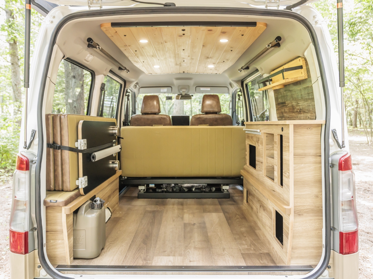 タウンエースVANLIFEカスタムMONOBOX T-01 ベッドマットを外して大きな積載可能な空間を作れます