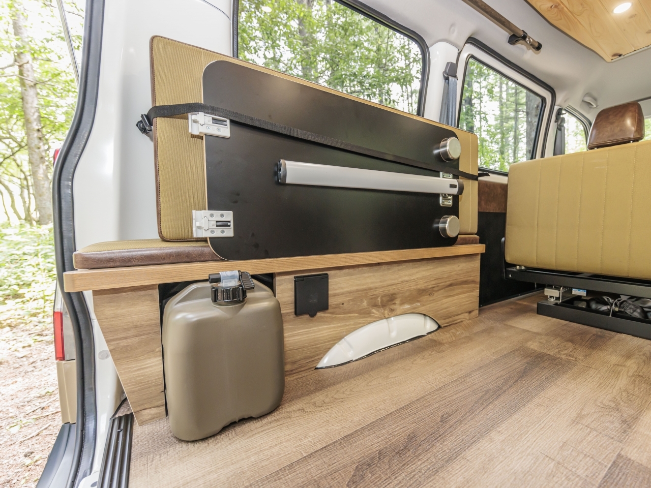 タウンエースVANLIFEカスタムMONOBOX T-01 ベッドマットは左側家具上に収納可能