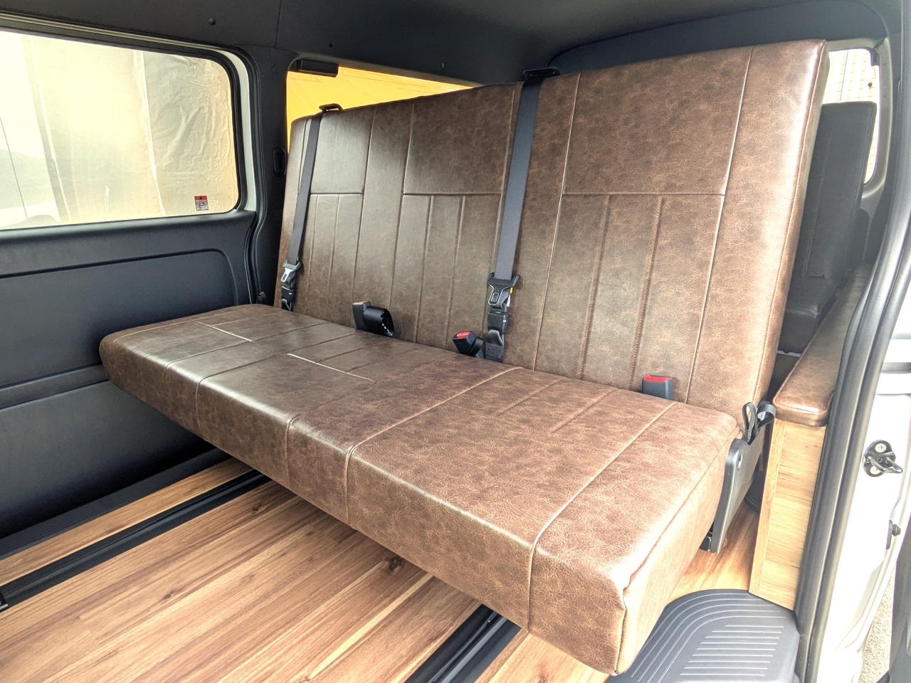 ハイエースワイドバン i-seat×2脚搭載3列シート 8人乗り8ナンバーキャンピング IHARA　iseat　フラット1400mm幅　×2脚搭載