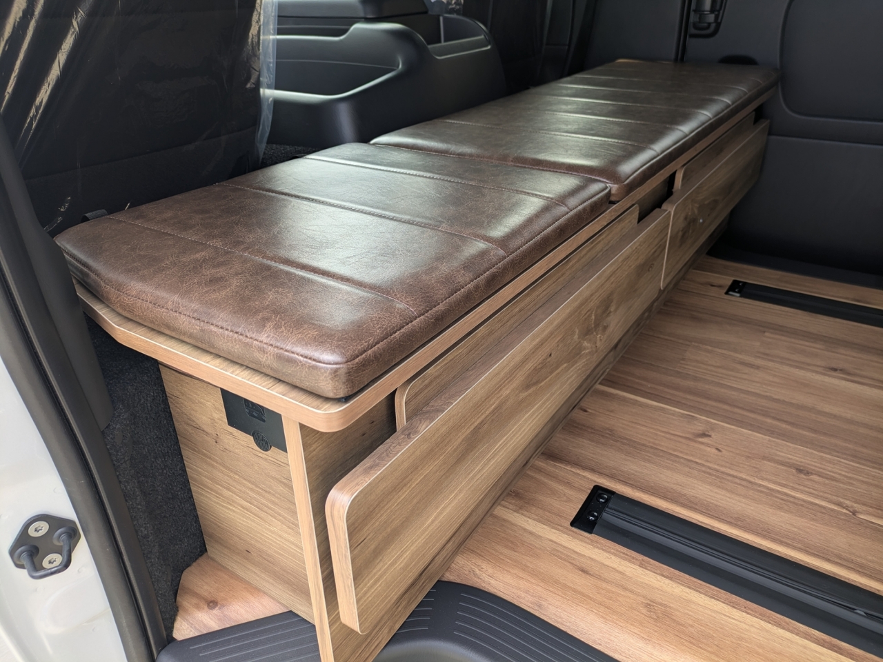 ハイエースワイドバン i-seat×2脚搭載3列シート 8人乗り8ナンバーキャンピング フロントキャビネットはシートフラット時ベッドにもなります