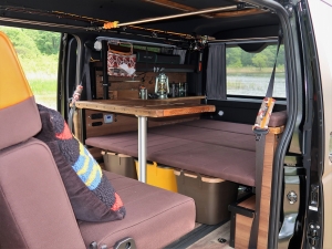 ハイエース車中泊　バンライフ　VANLIFE　OVERLANDER