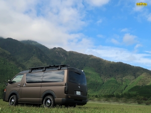 ハイエース車中泊　バンライフ　VANLIFE　OVERLANDER