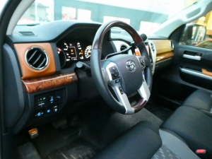 タンドラ新車並行１オーナー　タンドラ　クルーマックス　SR5　4WD　