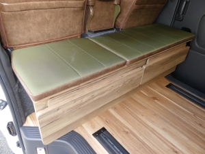 ハイエースバン i-seat×2脚搭載3列シート 8人乗り8ナンバーキャンピング