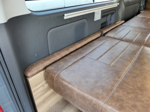 ハイエースワイドバン i-seat×2脚搭載3列シート 8人乗り8ナンバーキャンピング